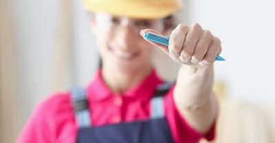 Jak założyć dochodową firmę remontową bez dużego kapitału?