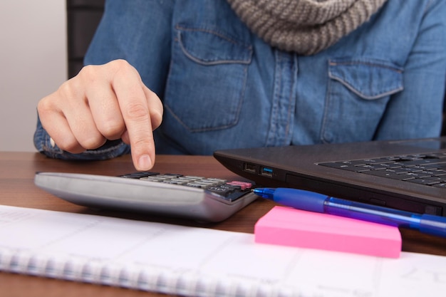 Jak prawidłowo księgować zadatek przy transakcjach?