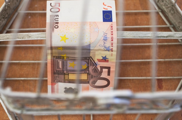 Jak przeliczyć 1800 euro netto na kwotę brutto?